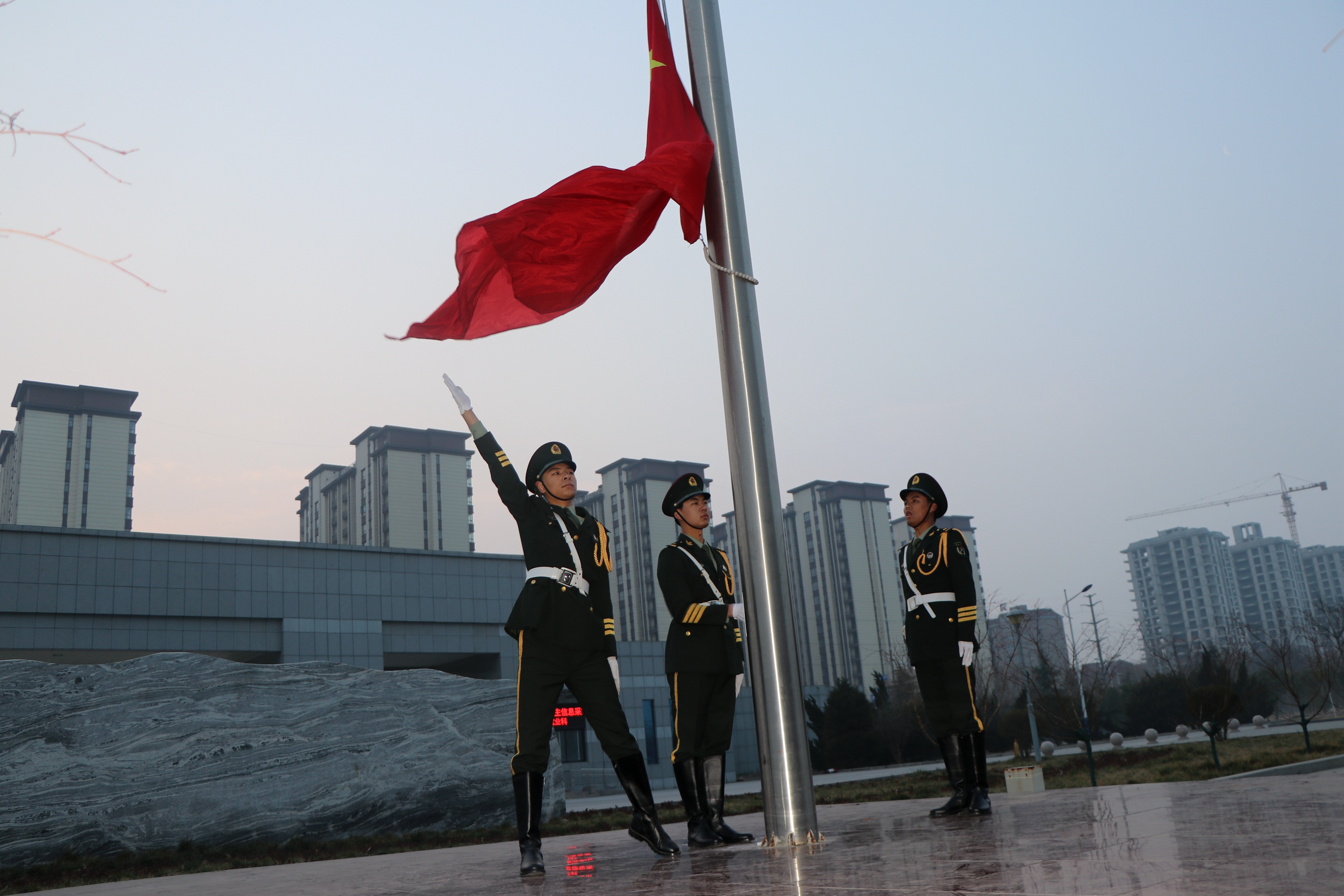 3月8日,为迎接新学期的到来,按照疫情防控要求,高职学院在综合楼广场