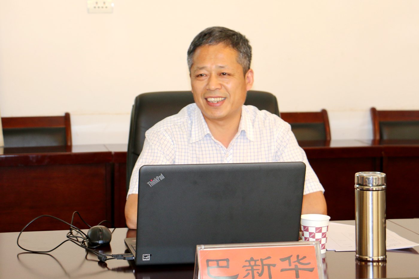 巴新华汇报工作