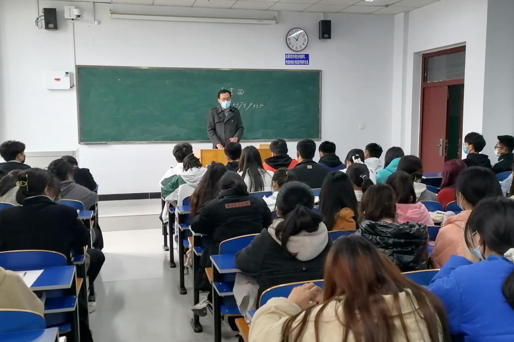 党委书记王吉田与联点班级学生交流