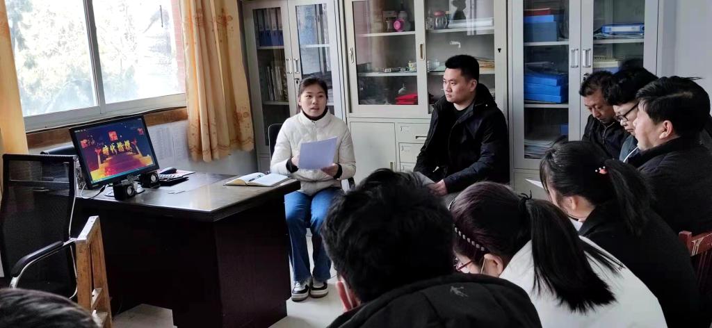 电子信息系党支部学习现场
